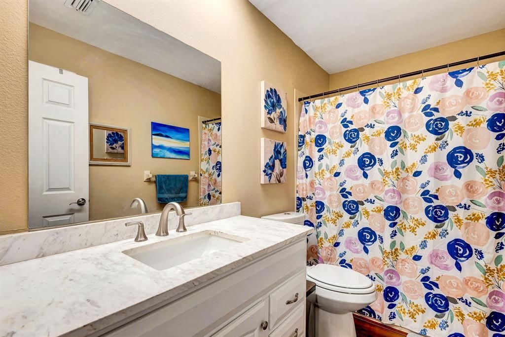 For Sale: $185,000 (2 beds, 2 baths, 942 Square Feet)