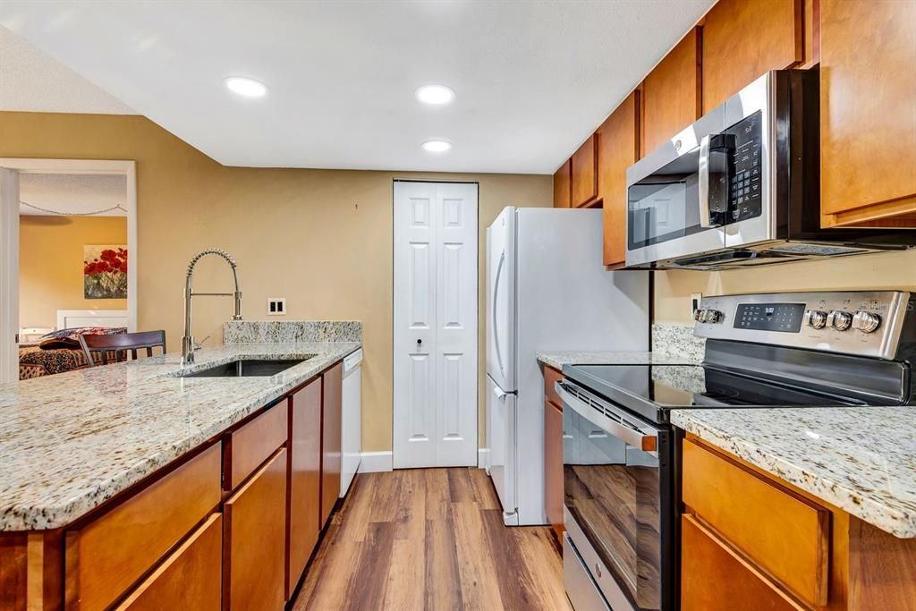 For Sale: $185,000 (2 beds, 2 baths, 942 Square Feet)