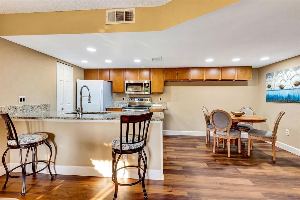 For Sale: $185,000 (2 beds, 2 baths, 942 Square Feet)