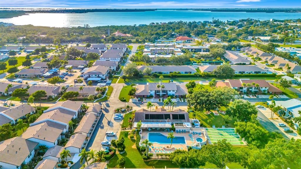 For Sale: $185,000 (2 beds, 2 baths, 942 Square Feet)