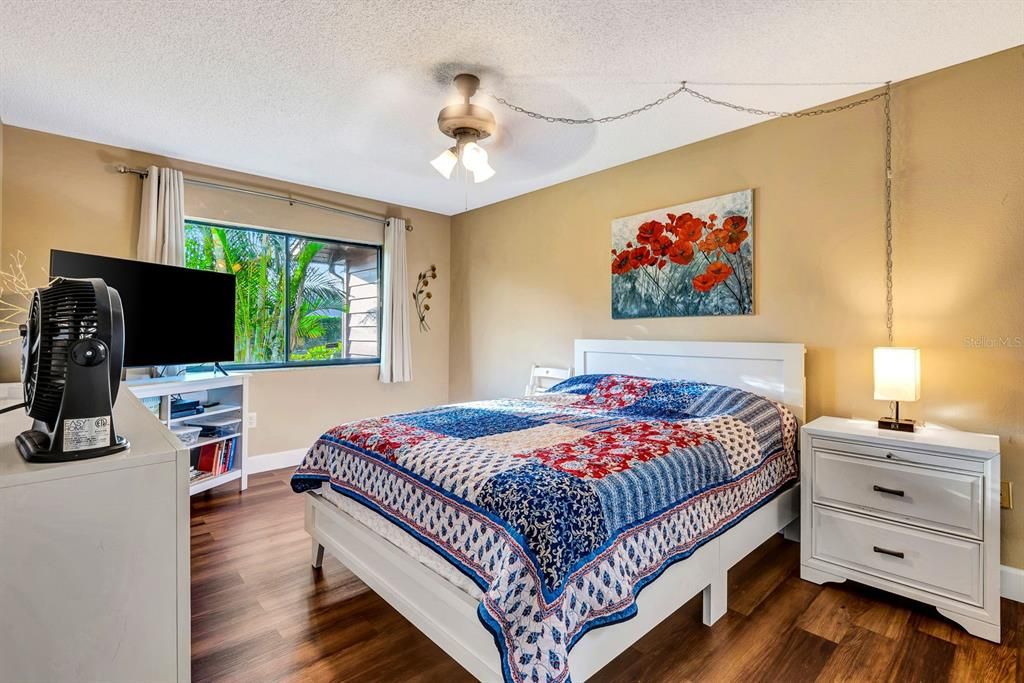 For Sale: $185,000 (2 beds, 2 baths, 942 Square Feet)