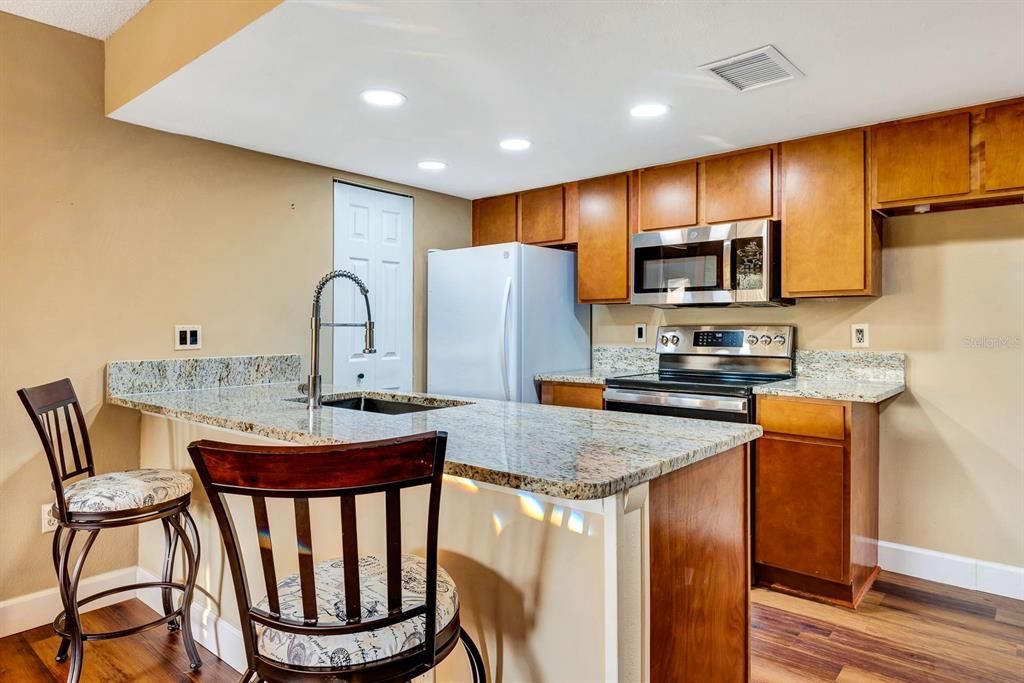 For Sale: $185,000 (2 beds, 2 baths, 942 Square Feet)