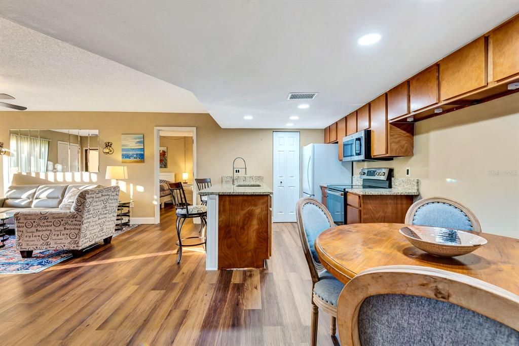 For Sale: $185,000 (2 beds, 2 baths, 942 Square Feet)