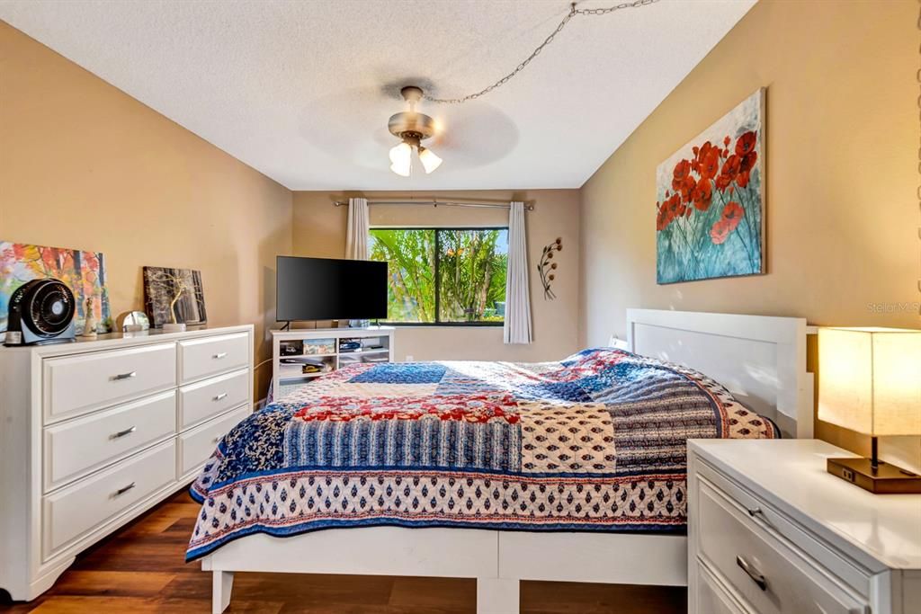 For Sale: $185,000 (2 beds, 2 baths, 942 Square Feet)