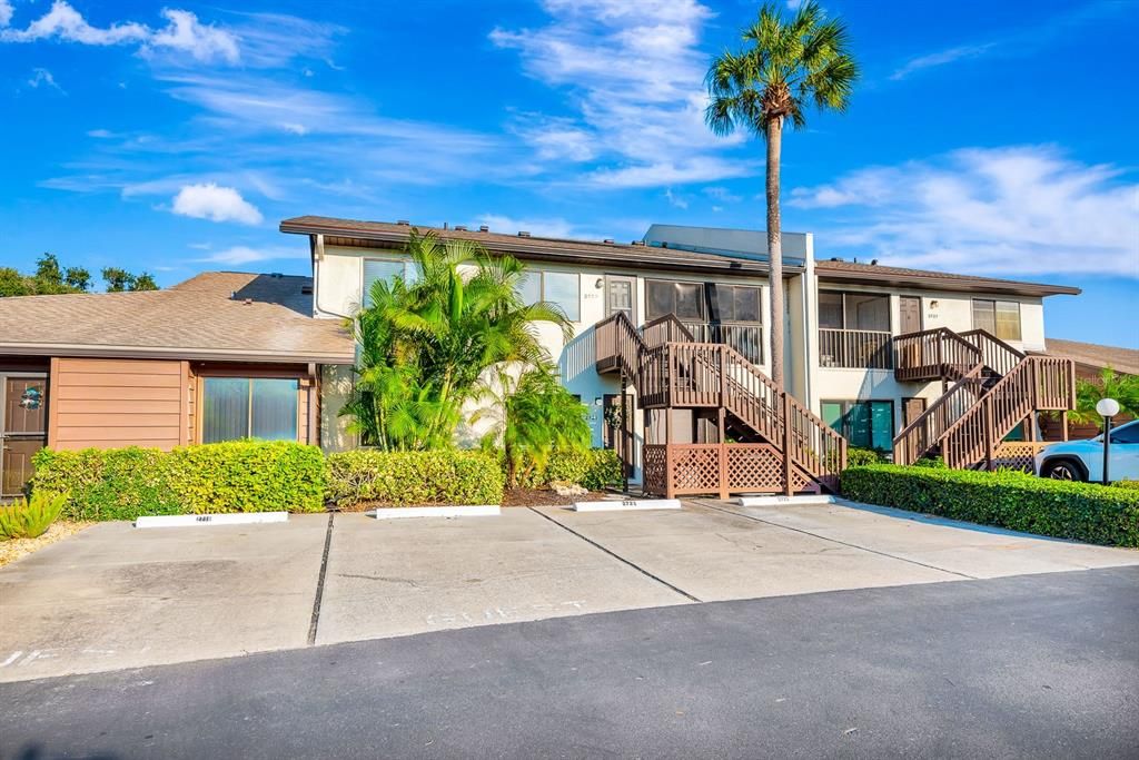 For Sale: $185,000 (2 beds, 2 baths, 942 Square Feet)