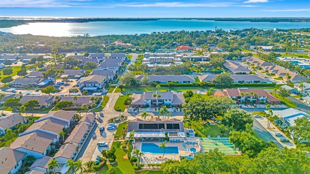 For Sale: $185,000 (2 beds, 2 baths, 942 Square Feet)