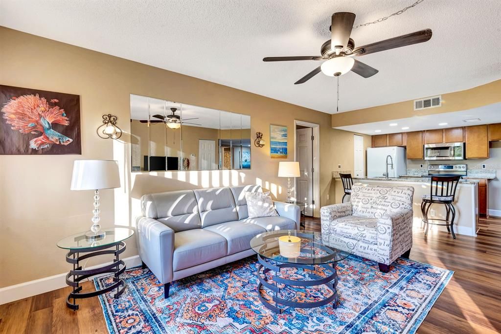 For Sale: $185,000 (2 beds, 2 baths, 942 Square Feet)