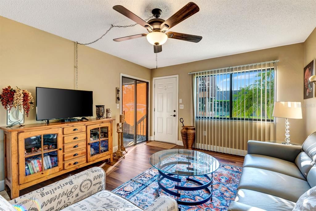 For Sale: $185,000 (2 beds, 2 baths, 942 Square Feet)