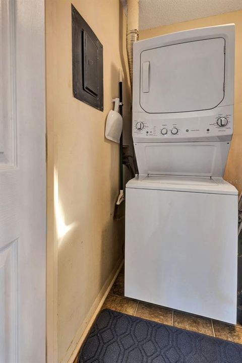 For Sale: $185,000 (2 beds, 2 baths, 942 Square Feet)