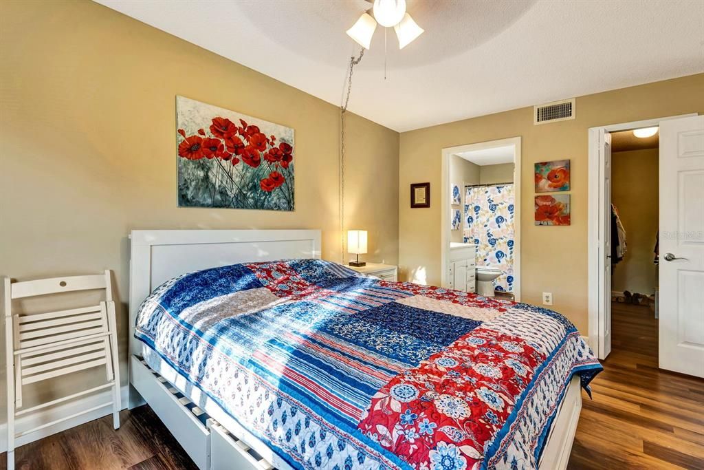 For Sale: $185,000 (2 beds, 2 baths, 942 Square Feet)