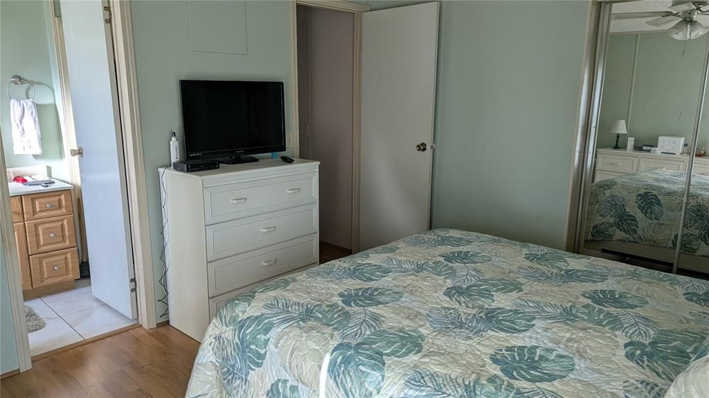 For Sale: $132,000 (2 beds, 2 baths, 896 Square Feet)