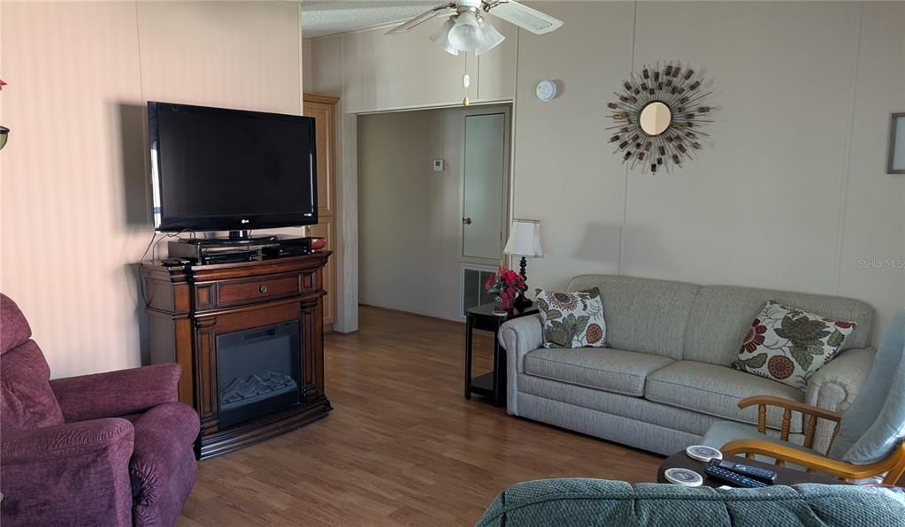For Sale: $132,000 (2 beds, 2 baths, 896 Square Feet)