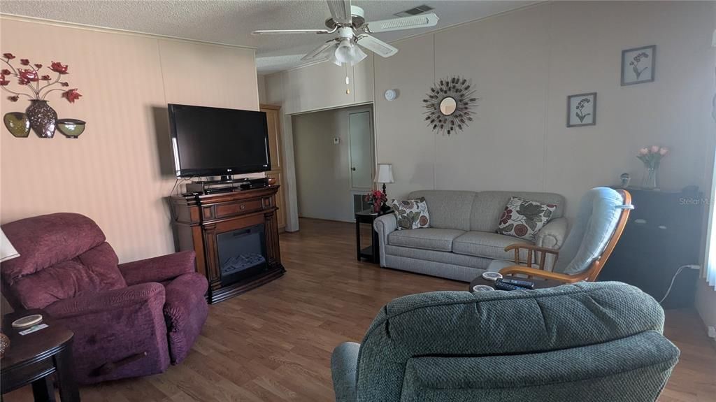 For Sale: $132,000 (2 beds, 2 baths, 896 Square Feet)
