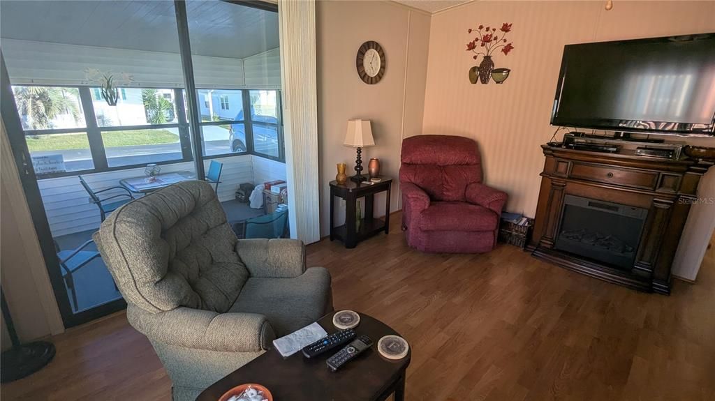 For Sale: $132,000 (2 beds, 2 baths, 896 Square Feet)