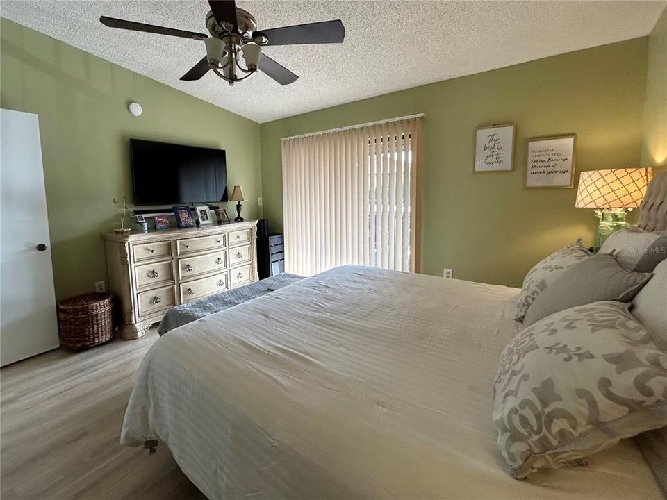 Active With Contract: $194,500 (2 beds, 2 baths, 1100 Square Feet)