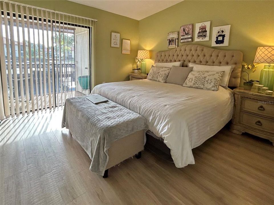 Active With Contract: $194,500 (2 beds, 2 baths, 1100 Square Feet)