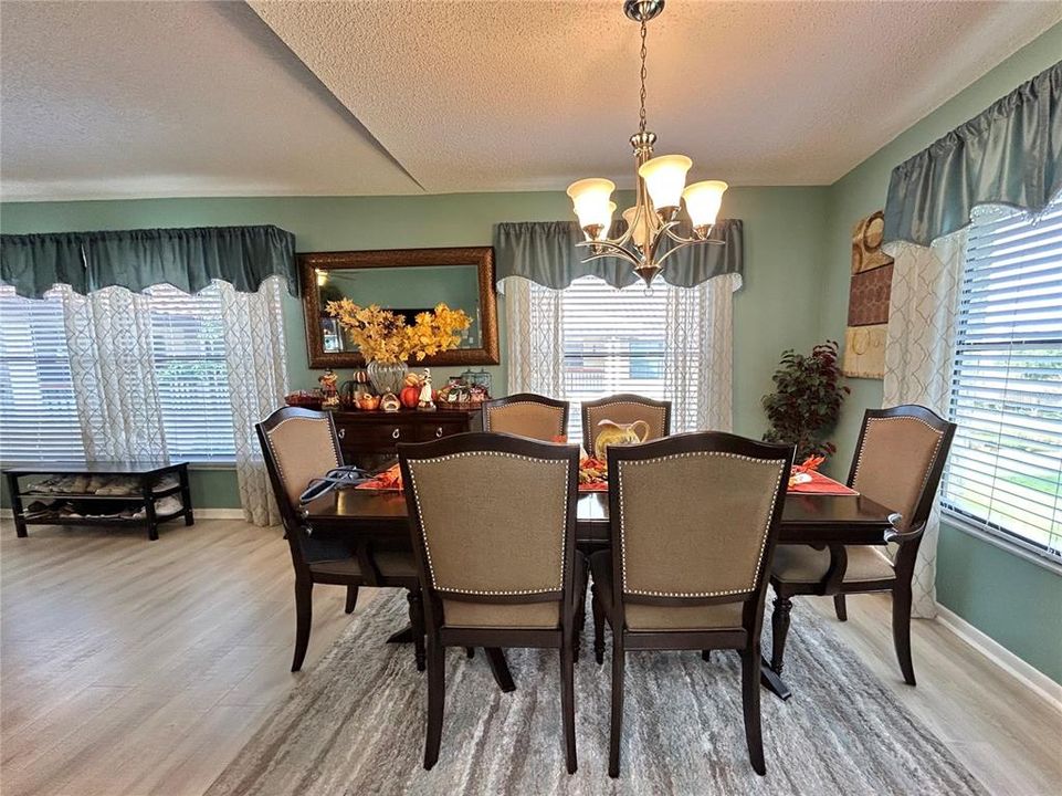 Active With Contract: $194,500 (2 beds, 2 baths, 1100 Square Feet)