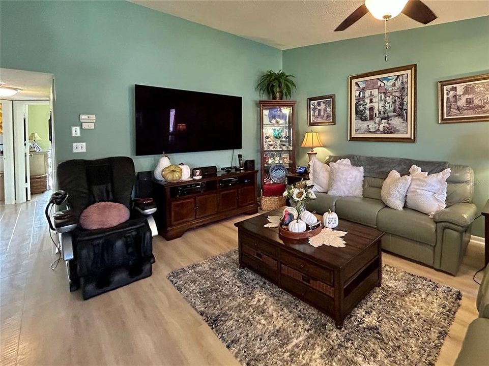 Active With Contract: $194,500 (2 beds, 2 baths, 1100 Square Feet)