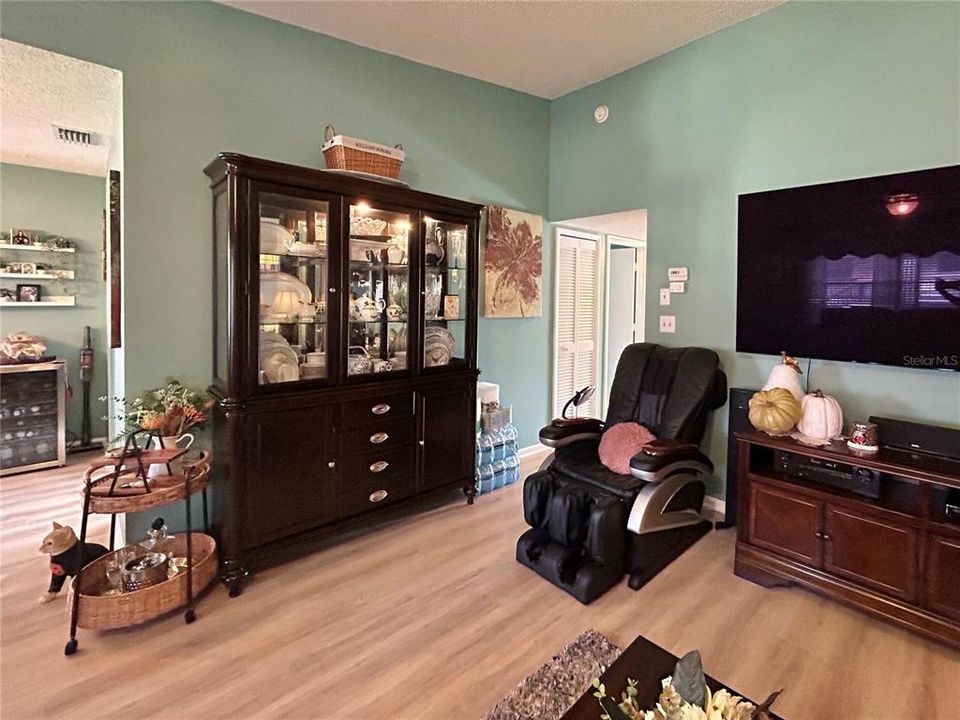 Active With Contract: $194,500 (2 beds, 2 baths, 1100 Square Feet)