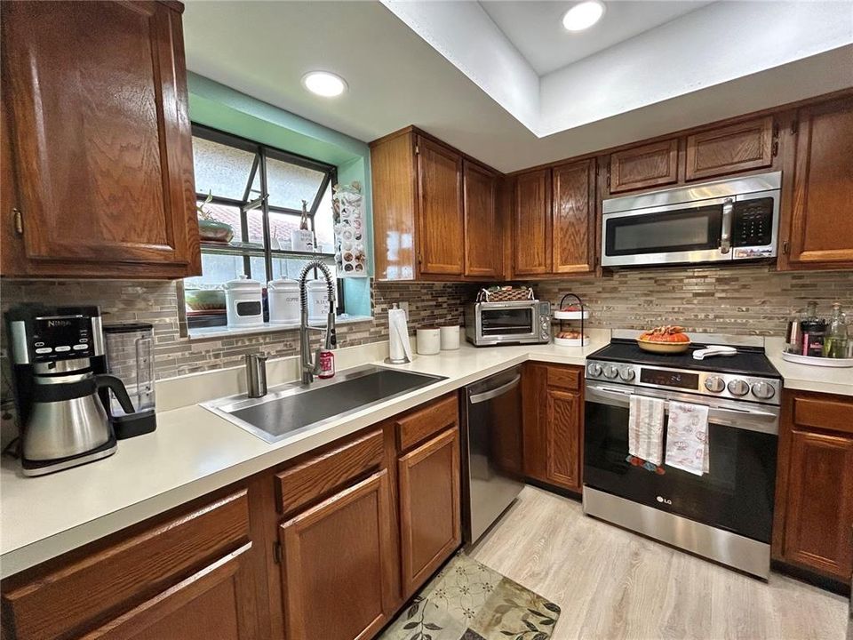 Active With Contract: $194,500 (2 beds, 2 baths, 1100 Square Feet)