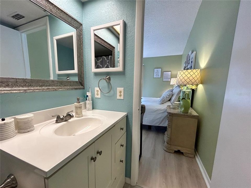 Active With Contract: $194,500 (2 beds, 2 baths, 1100 Square Feet)