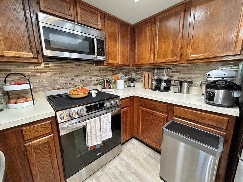 Active With Contract: $194,500 (2 beds, 2 baths, 1100 Square Feet)