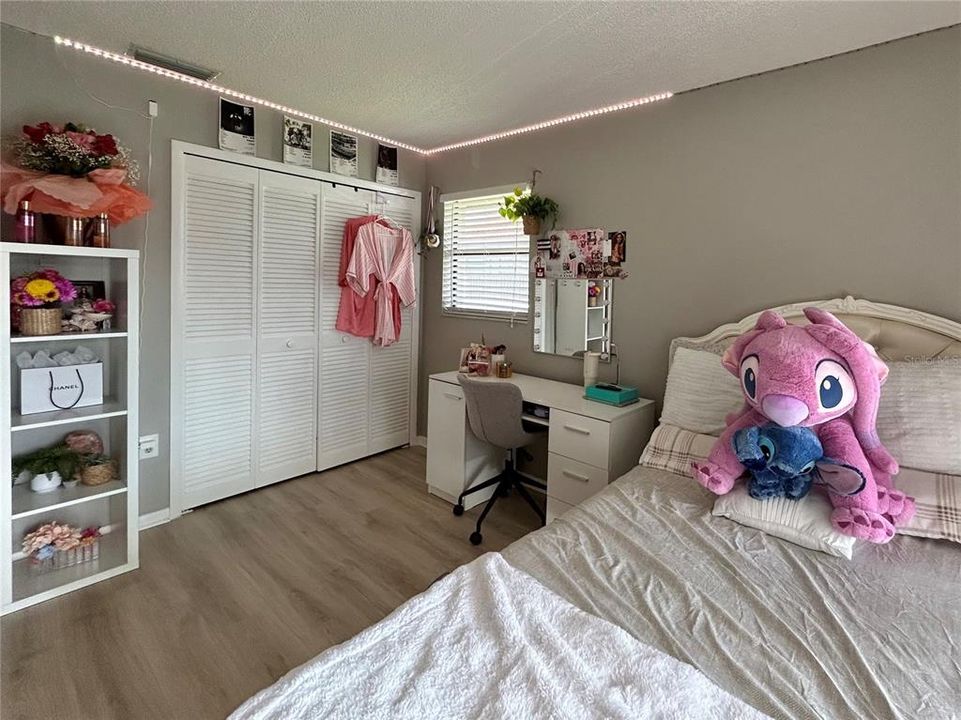 Active With Contract: $194,500 (2 beds, 2 baths, 1100 Square Feet)