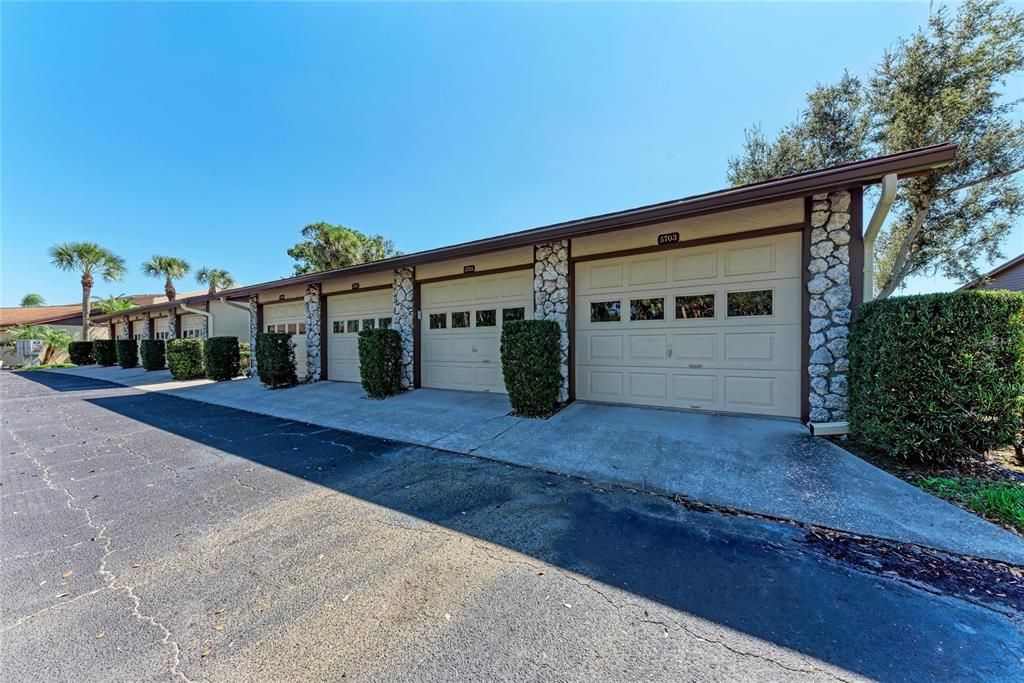 For Sale: $299,000 (2 beds, 2 baths, 1212 Square Feet)