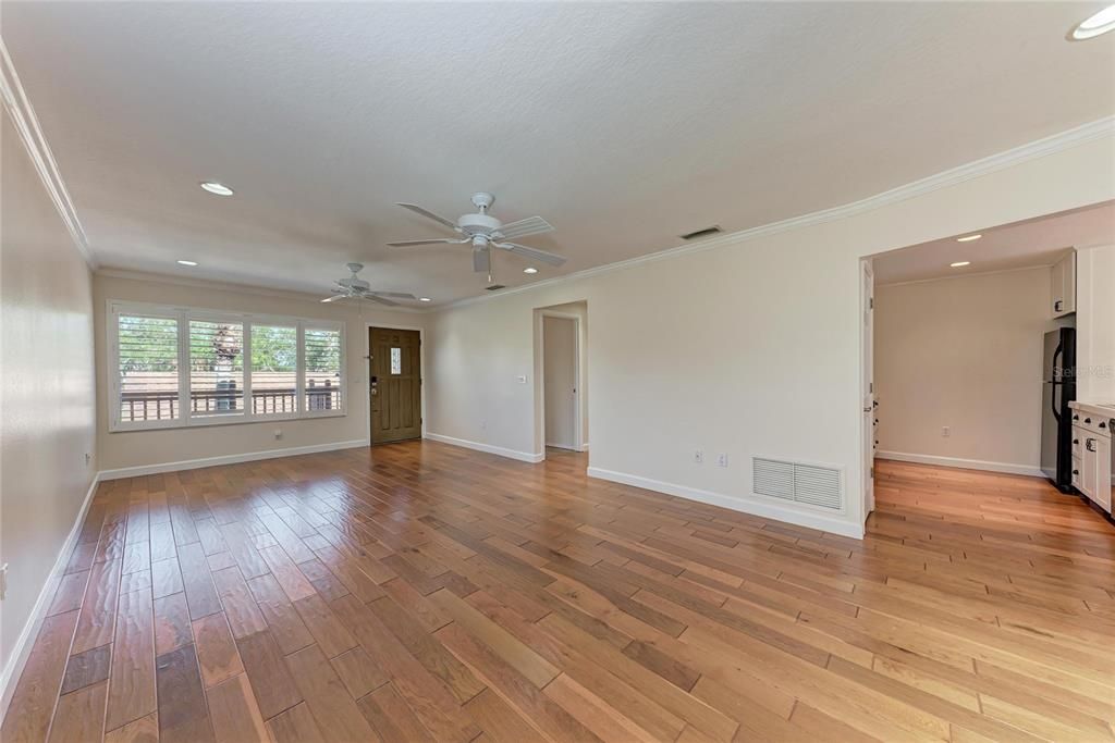 For Sale: $299,000 (2 beds, 2 baths, 1212 Square Feet)