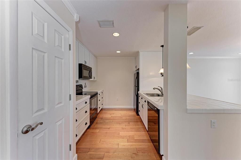 For Sale: $299,000 (2 beds, 2 baths, 1212 Square Feet)