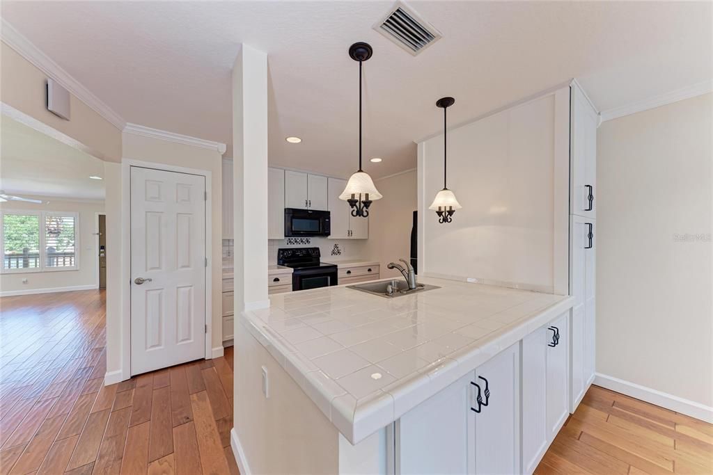 For Sale: $299,000 (2 beds, 2 baths, 1212 Square Feet)