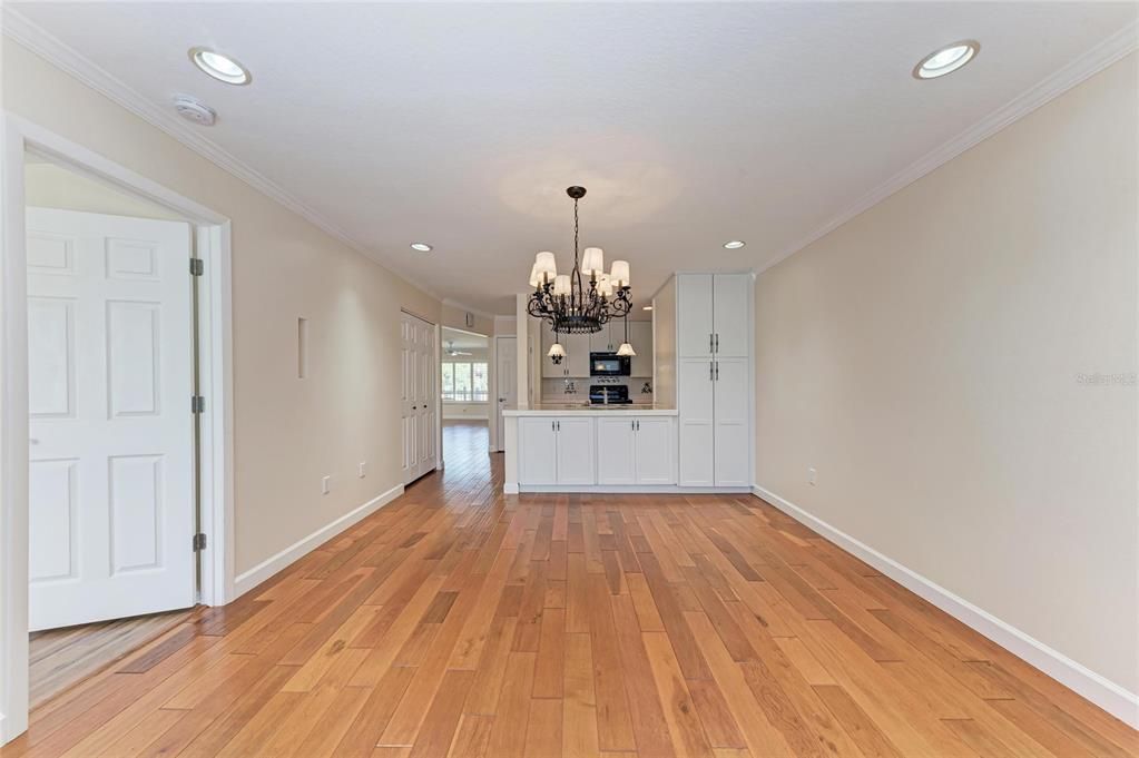 For Sale: $299,000 (2 beds, 2 baths, 1212 Square Feet)