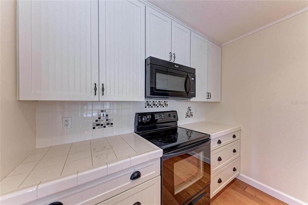 For Sale: $299,000 (2 beds, 2 baths, 1212 Square Feet)