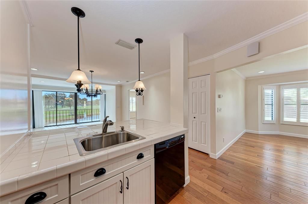 For Sale: $299,000 (2 beds, 2 baths, 1212 Square Feet)