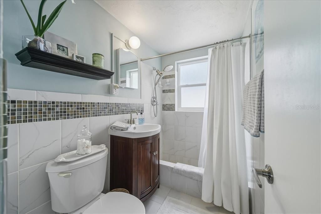 For Sale: $275,000 (2 beds, 1 baths, 824 Square Feet)