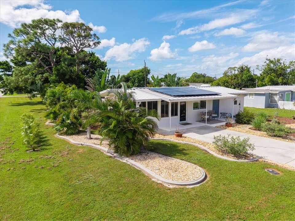 For Sale: $275,000 (2 beds, 1 baths, 824 Square Feet)