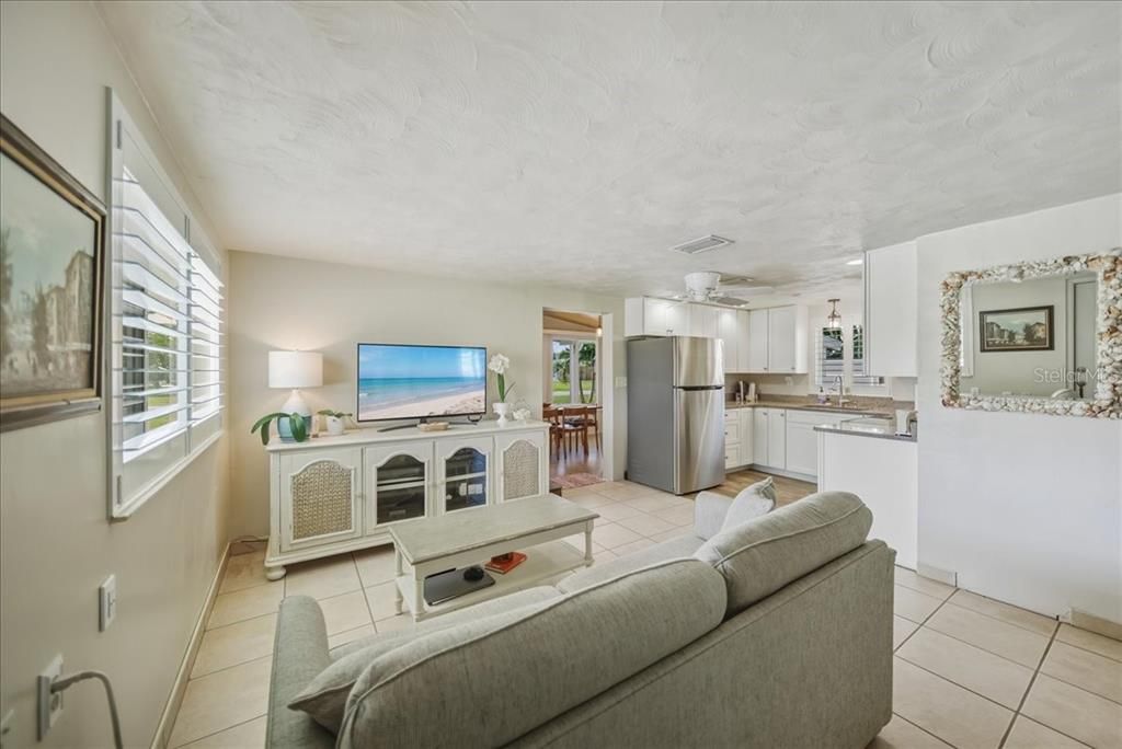 For Sale: $275,000 (2 beds, 1 baths, 824 Square Feet)