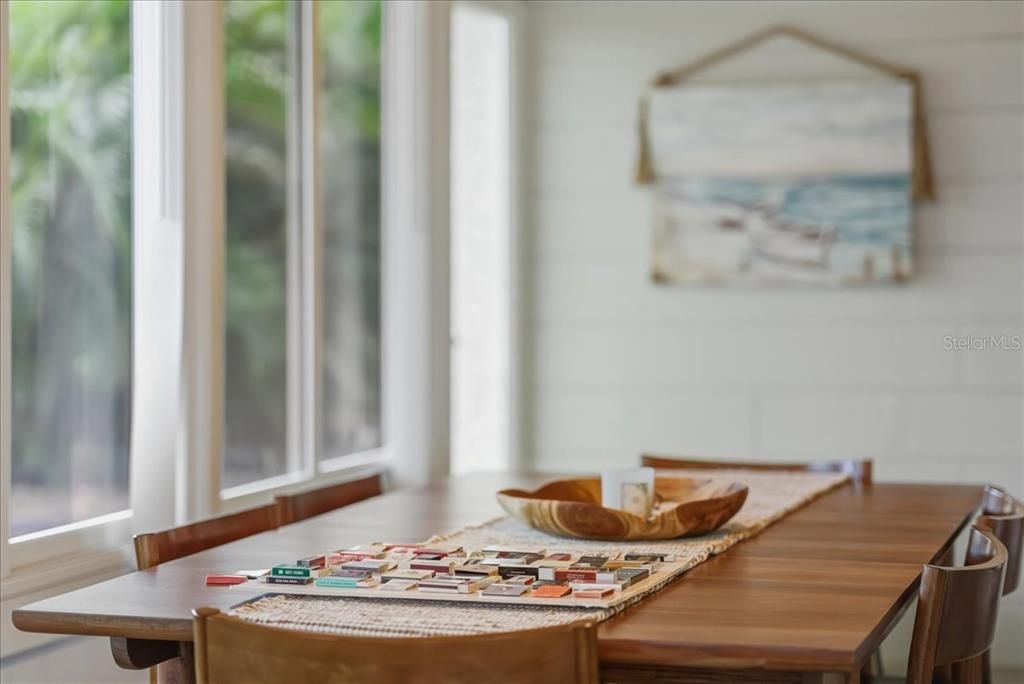 For Sale: $275,000 (2 beds, 1 baths, 824 Square Feet)