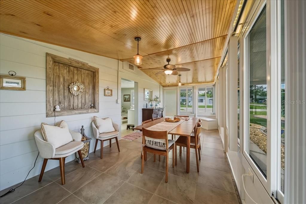 For Sale: $275,000 (2 beds, 1 baths, 824 Square Feet)