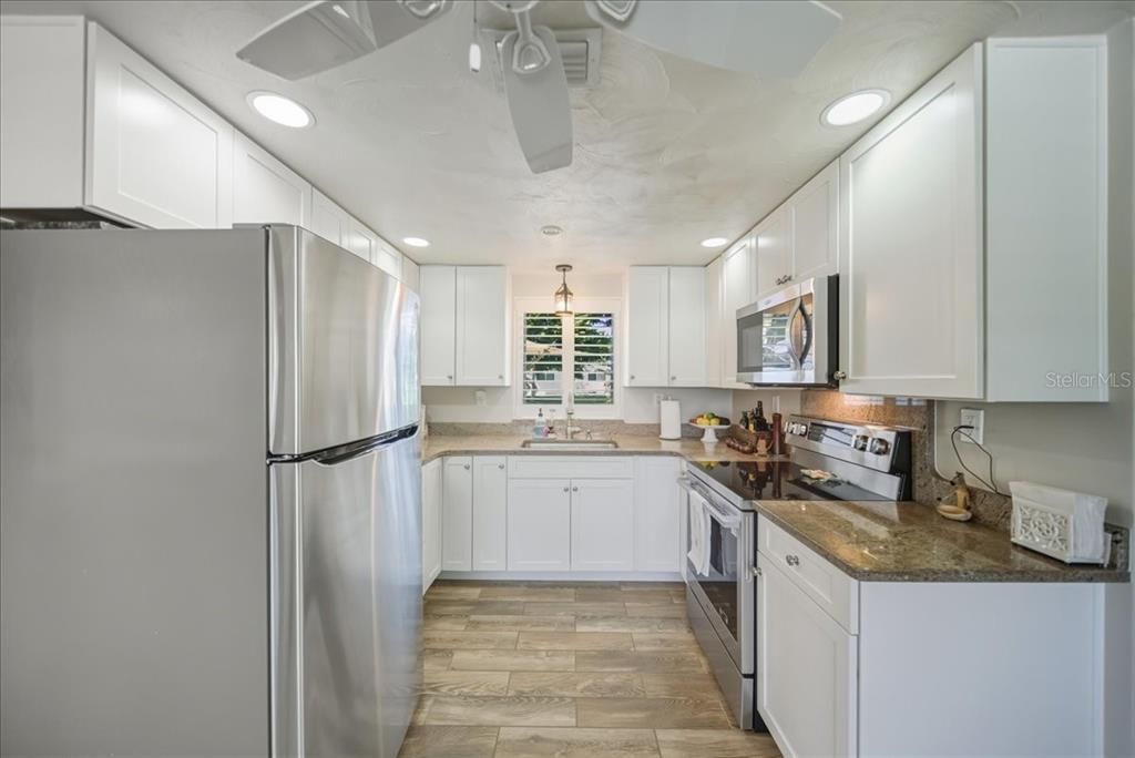 For Sale: $275,000 (2 beds, 1 baths, 824 Square Feet)