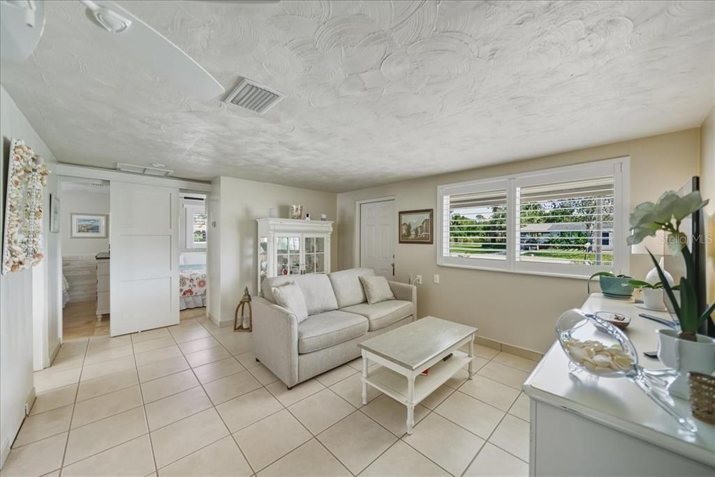 For Sale: $275,000 (2 beds, 1 baths, 824 Square Feet)