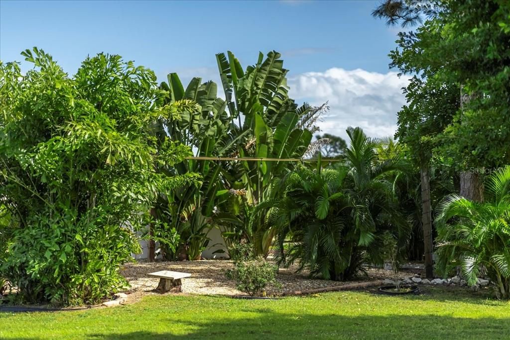 For Sale: $275,000 (2 beds, 1 baths, 824 Square Feet)