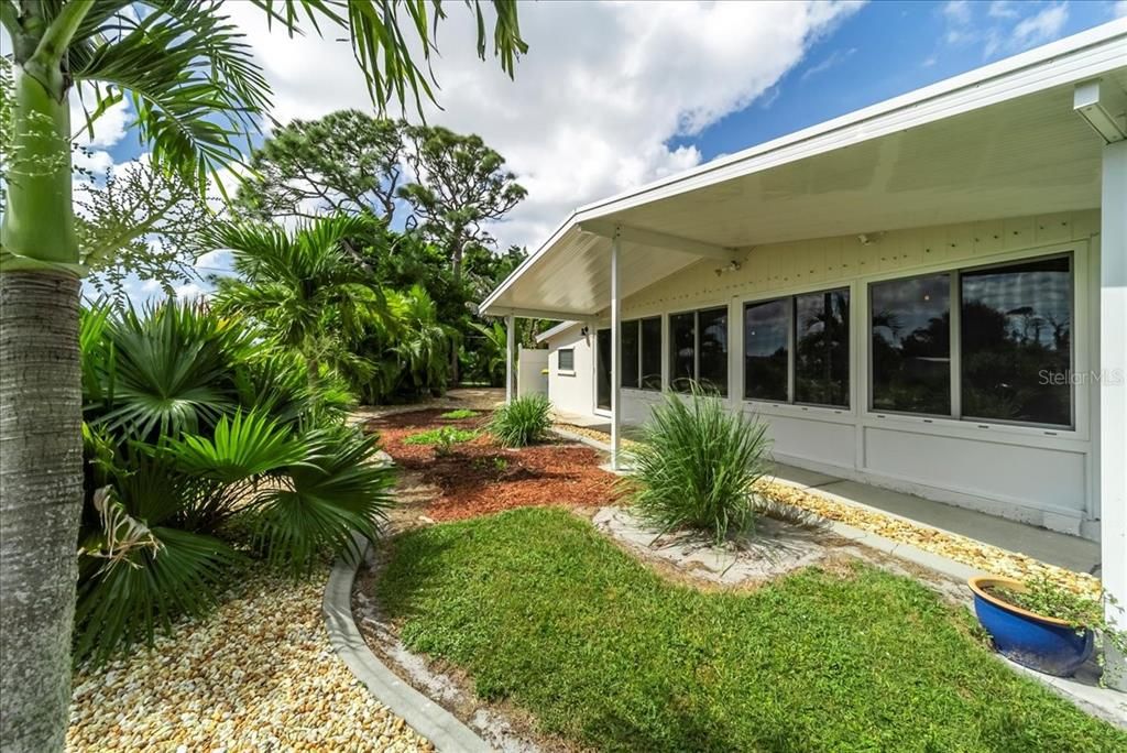 For Sale: $275,000 (2 beds, 1 baths, 824 Square Feet)