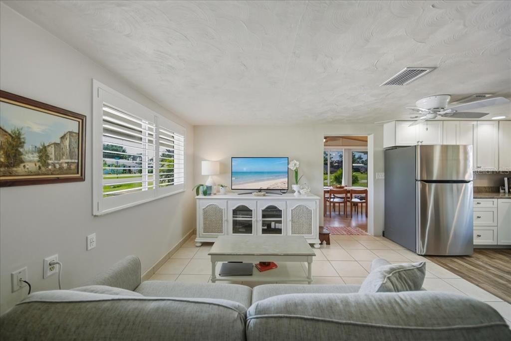 For Sale: $275,000 (2 beds, 1 baths, 824 Square Feet)