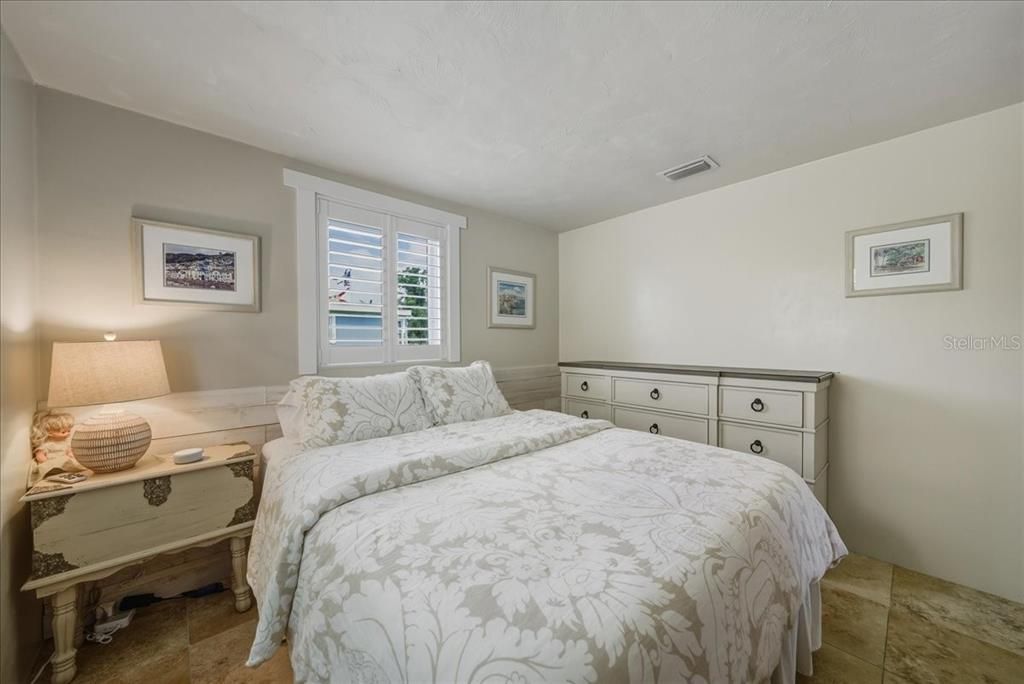 For Sale: $275,000 (2 beds, 1 baths, 824 Square Feet)