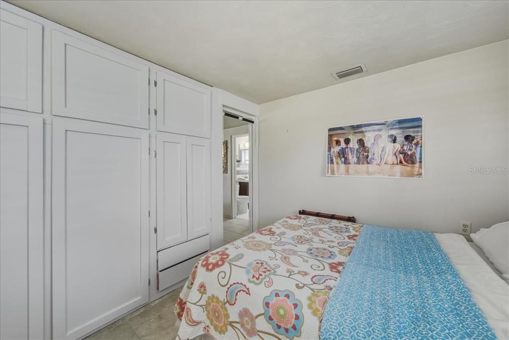 For Sale: $275,000 (2 beds, 1 baths, 824 Square Feet)