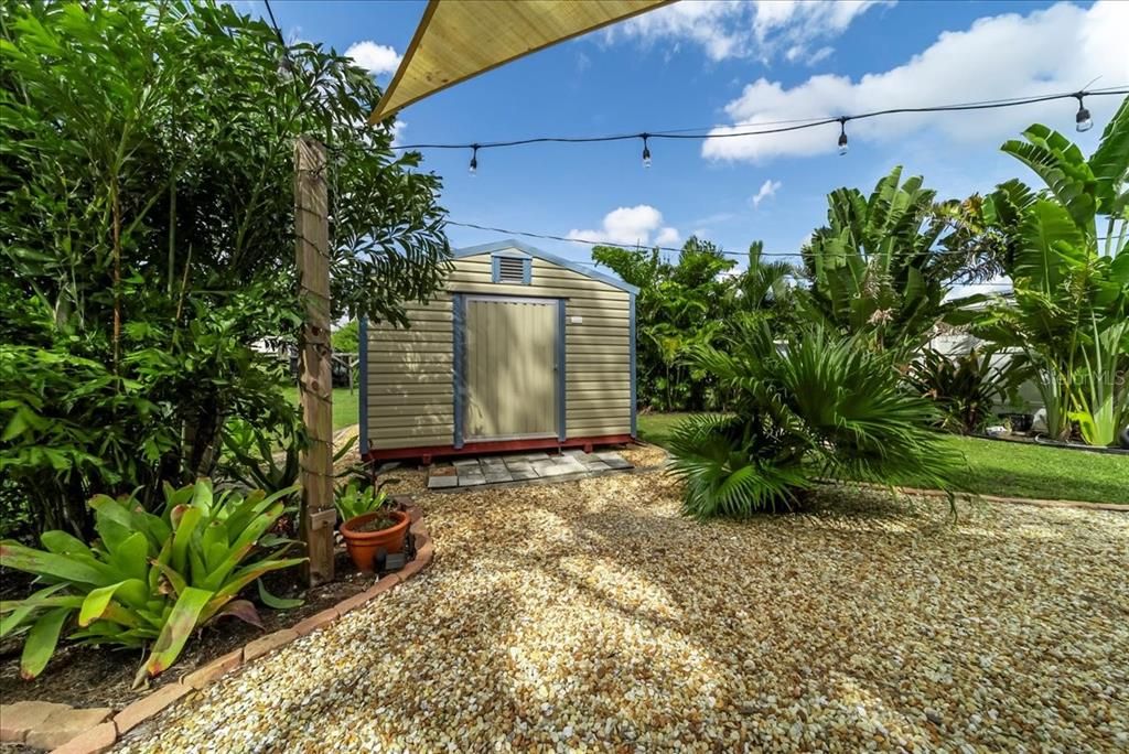 For Sale: $275,000 (2 beds, 1 baths, 824 Square Feet)