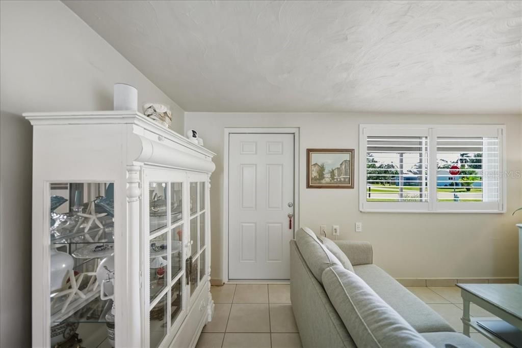 For Sale: $275,000 (2 beds, 1 baths, 824 Square Feet)