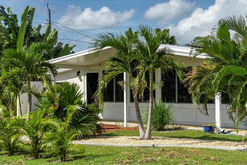 For Sale: $275,000 (2 beds, 1 baths, 824 Square Feet)