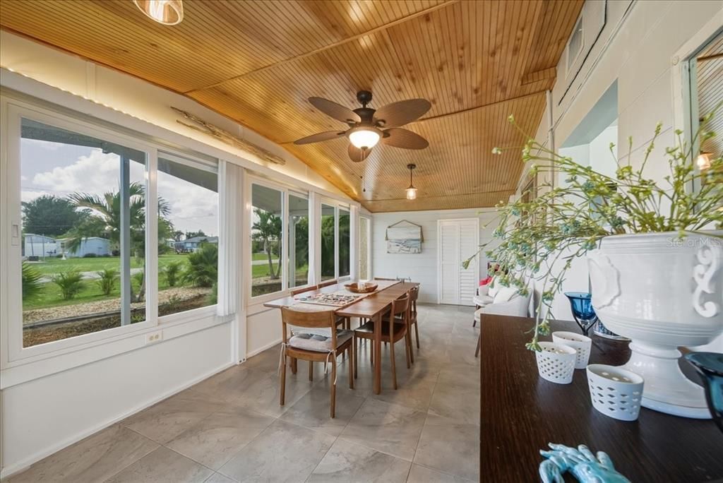 For Sale: $275,000 (2 beds, 1 baths, 824 Square Feet)